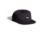 Gorra Santa Cruz Casey Cap negra vista frontal en tres cuartos.