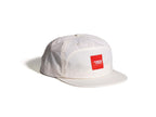 Gorra Santa Cruz Casey Cap blanca vista frontal en tres cuartos.