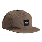 Gorra Santa Cruz Casey Cap café Brown vista frontal en tres cuartos.
