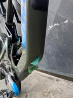 Detalle del tubo diagonal verde de la bicicleta demo Santa Cruz Bronson con protección visible.