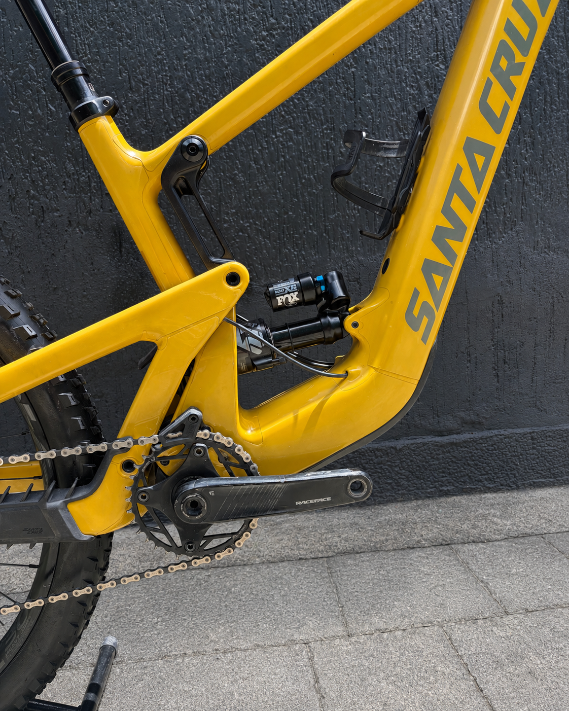 Detalle del cuadro amarillo y motor de la bicicleta demo Santa Cruz Heckler SL.