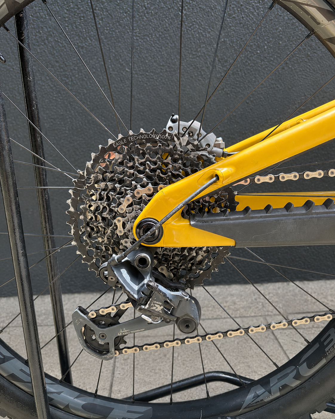 Detalle de la transmisión y rueda trasera de la bicicleta demo Santa Cruz Heckler SL amarilla.