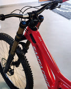 Detalle del manubrio, cockpit y tubo superior de la bicicleta demo Santa Cruz V10.8 Kit X0 roja.