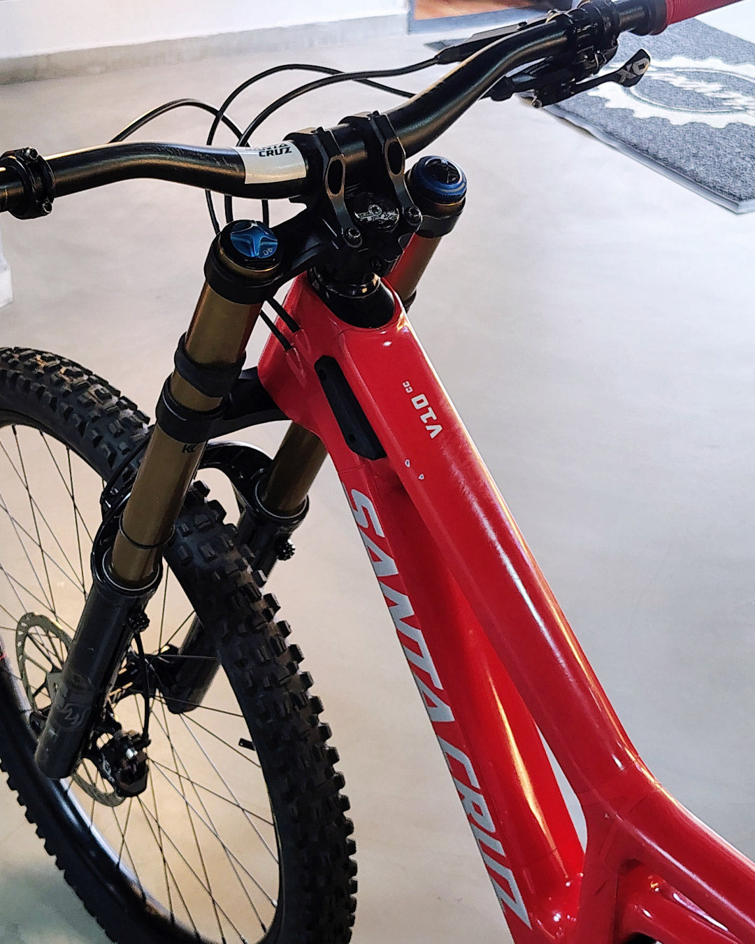 Detalle del manubrio, cockpit y tubo superior de la bicicleta demo Santa Cruz V10.8 Kit X0 roja.
