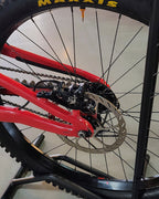Detalle del freno de disco trasero de la bicicleta demo Santa Cruz V10.8 Kit X0 roja.