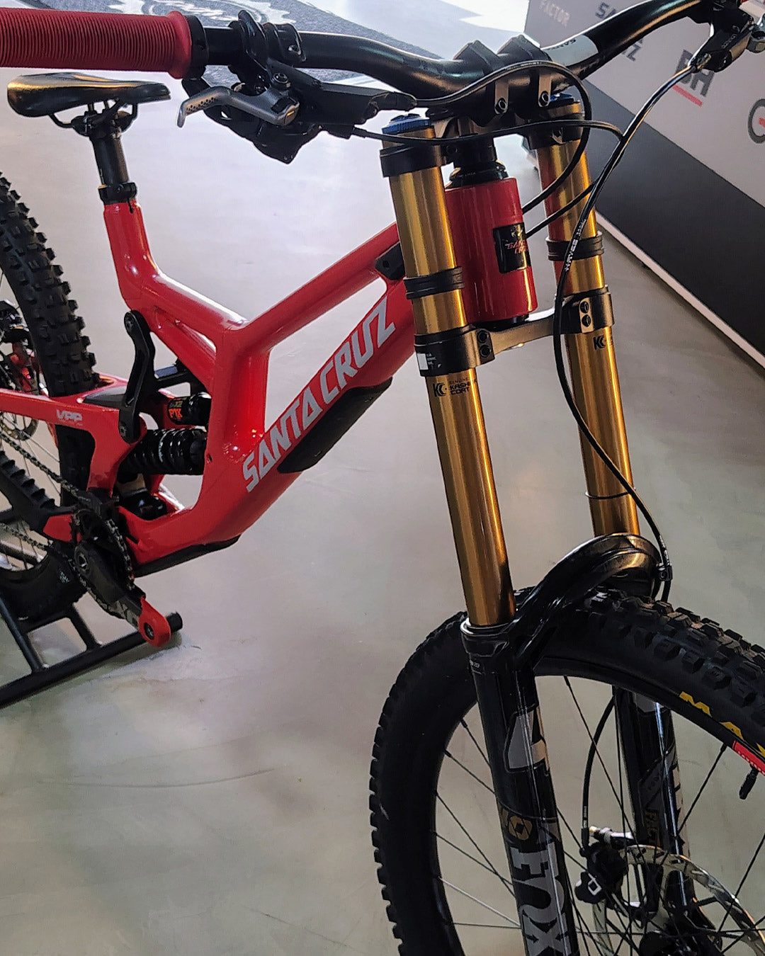Detalle de la horquilla delantera de doble corona de la bicicleta demo Santa Cruz V10.8 Kit X0 roja.