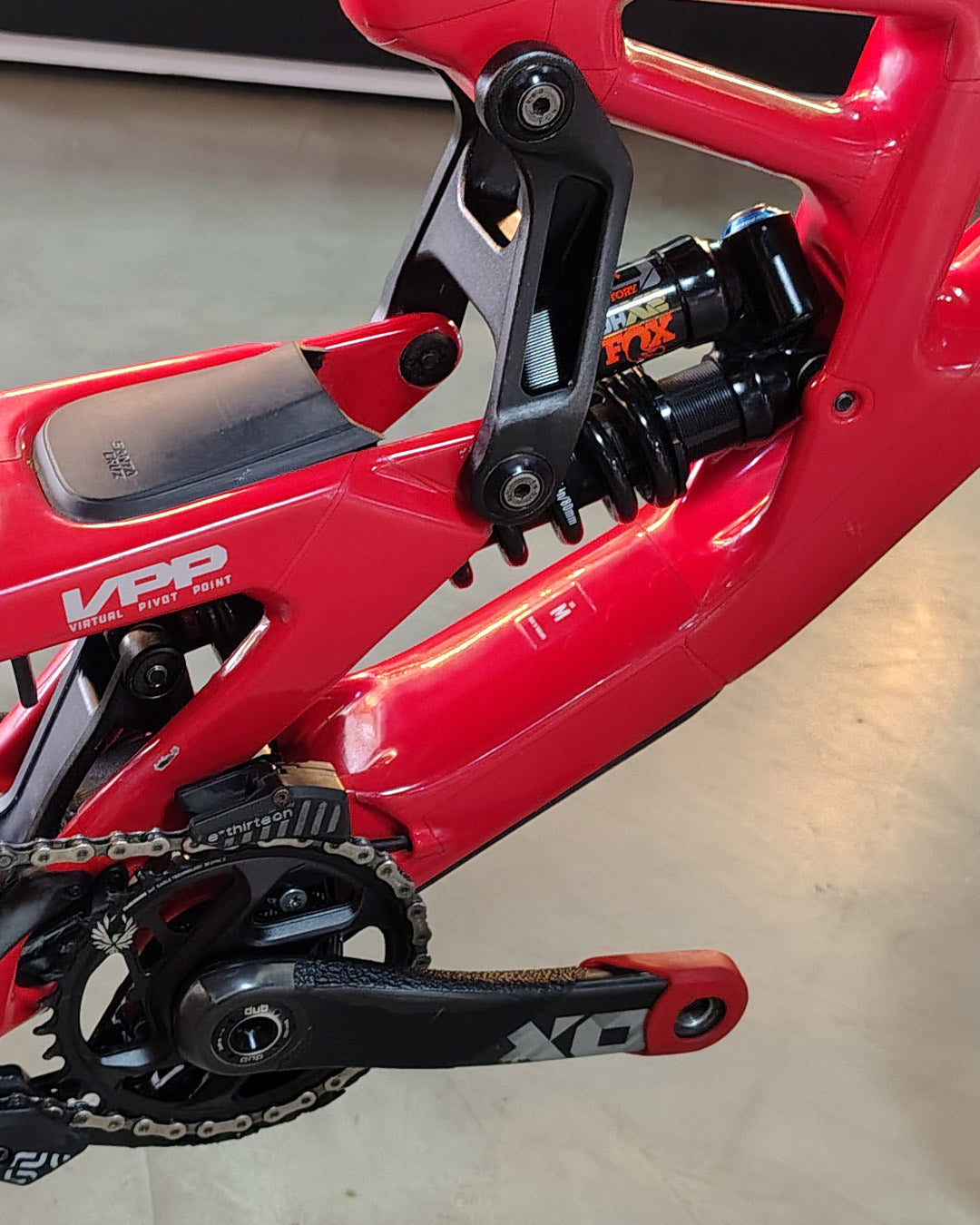 Detalle de la suspensión VPP, amortiguador Fox y bielas de la Santa Cruz V10.8 Kit X0 roja.