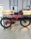 Bicicleta demo Santa Cruz V10.8 Kit X0 roja vista lateral sobre soporte en Bikexperts.