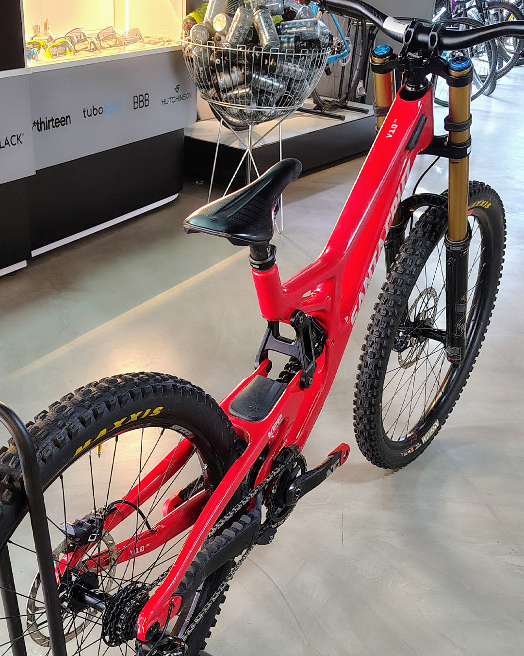 Bicicleta demo Santa Cruz V10.8 Kit X0 roja vista en tres cuartos desde la parte trasera.