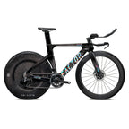 Bicicleta de contrarreloj Factor Hanzo Disc Chrome con rueda lenticular Black Inc, vista lateral sobre fondo blanco