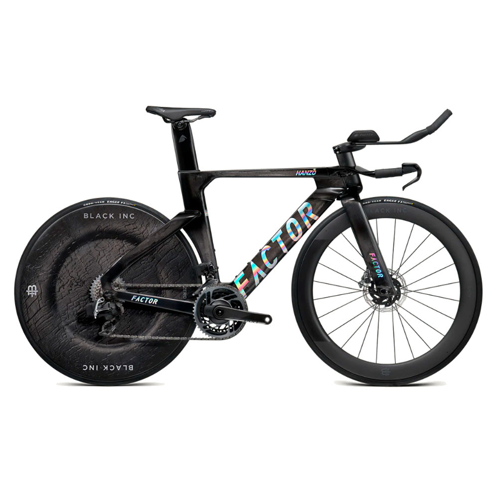 Bicicleta de contrarreloj Factor Hanzo Disc Chrome con rueda lenticular Black Inc, vista lateral sobre fondo blanco