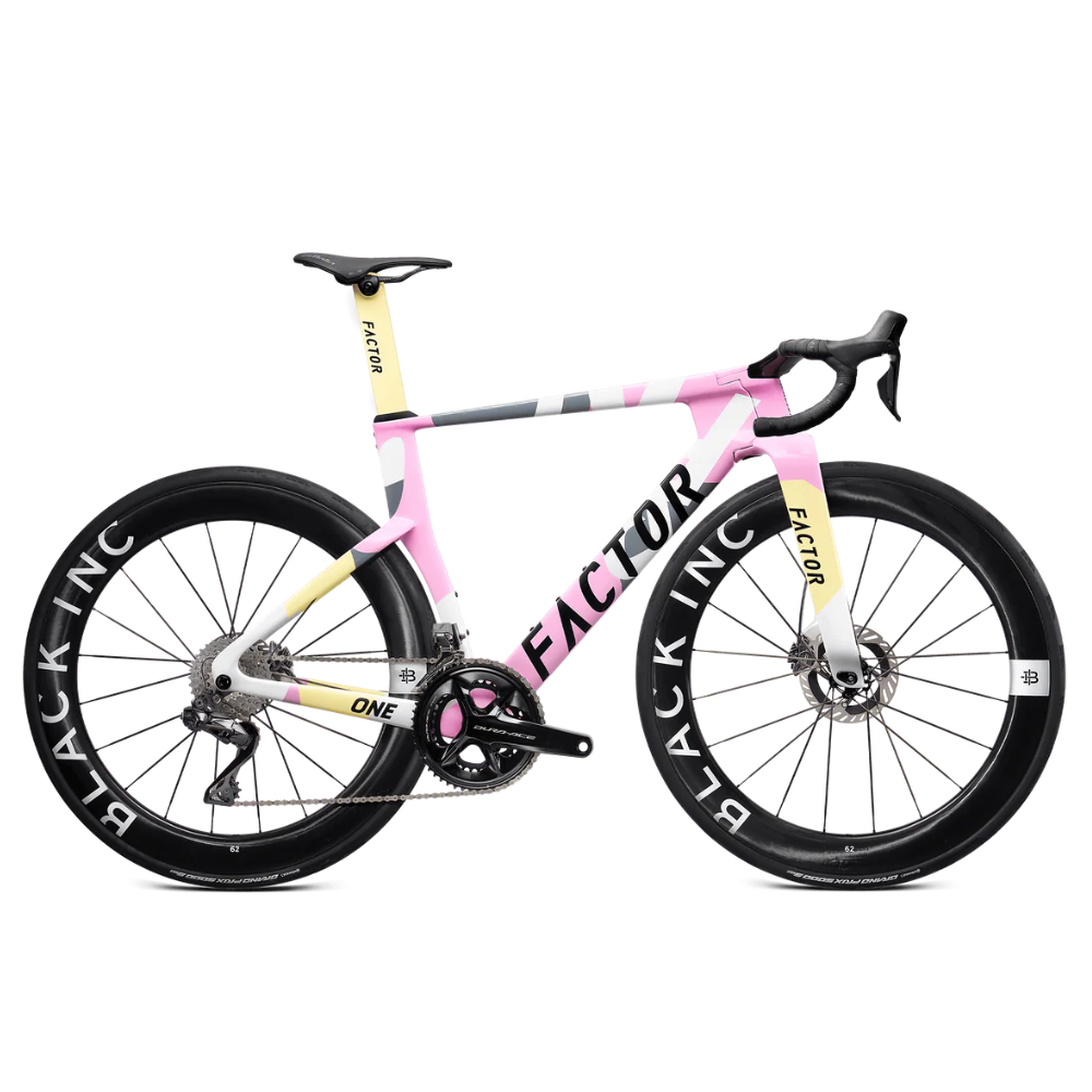 Bicicleta de ruta Factor ONE color Blush con ruedas Black Inc, vista lateral derecha sobre fondo blanco