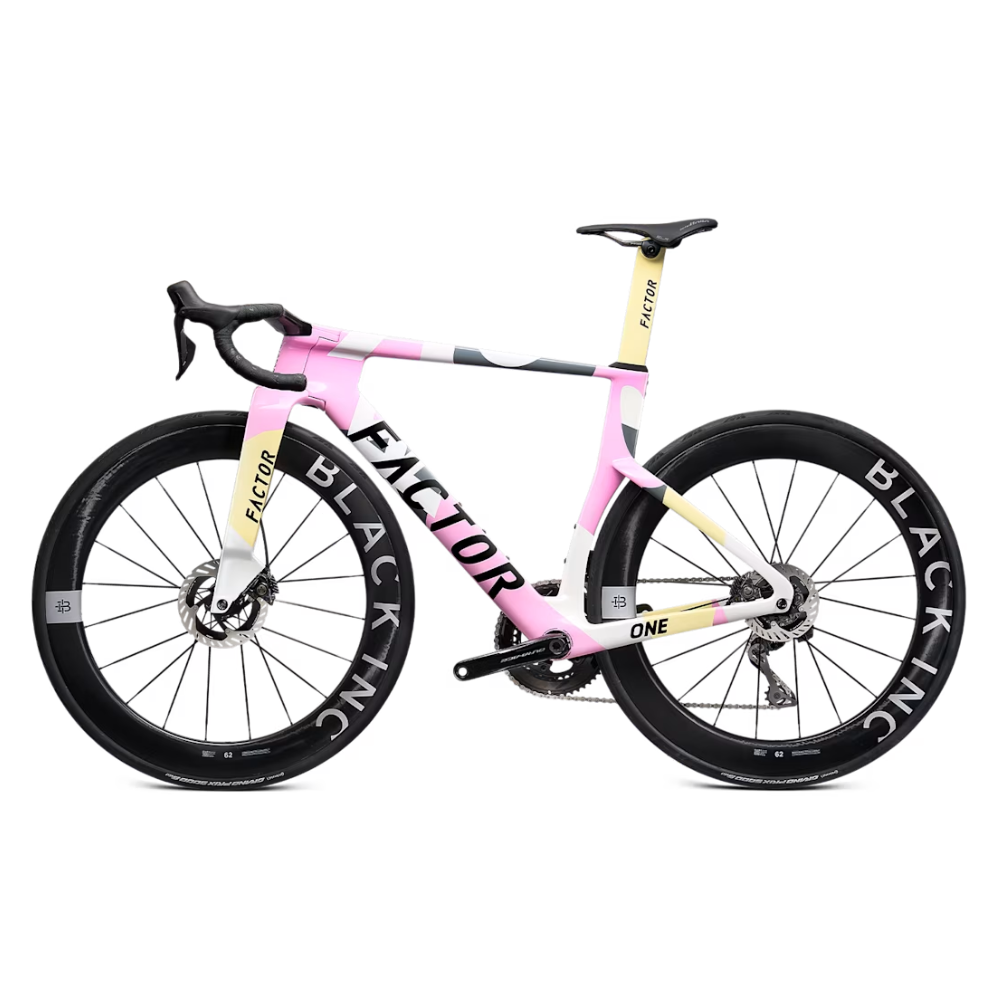 Bicicleta Factor ONE Blush con transmisión y ruedas Black Inc, vista lateral izquierda sobre fondo blanco