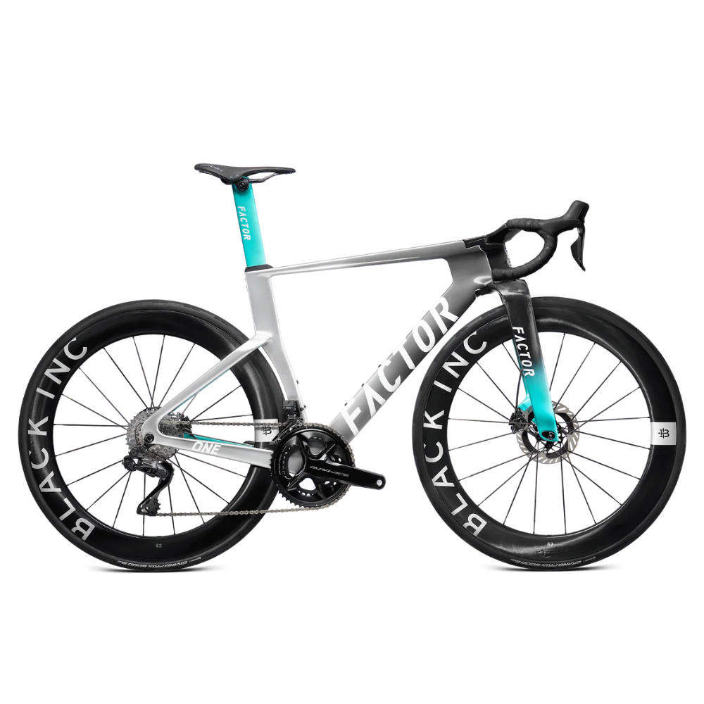 Bicicleta Factor ONE Silverstone gris con detalles turquesa y ruedas Black Inc, vista lateral derecha