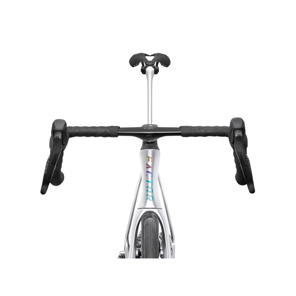 Bicicleta Factor Ostro VAM 2.0 Arctic Chrome en vista frontal del manubrio y tubo de dirección