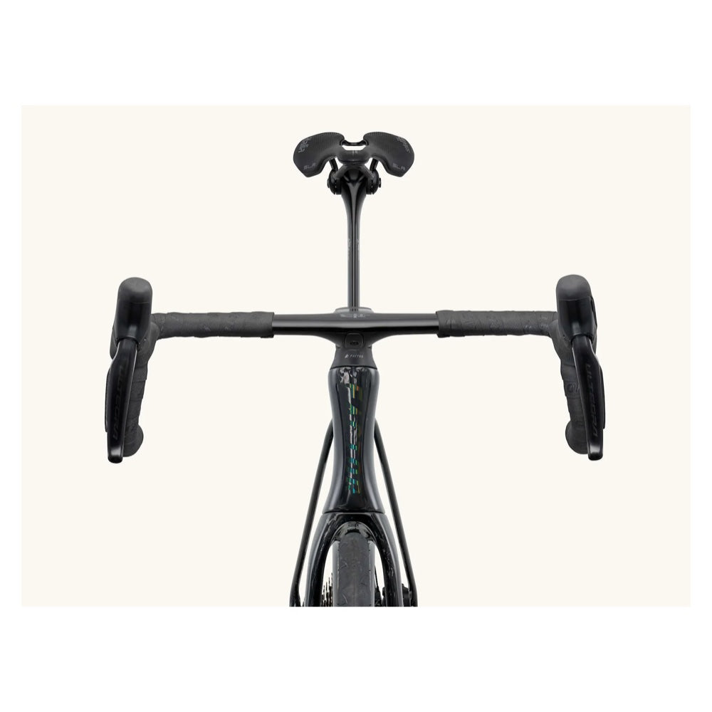 Bicicleta Factor Ostro VAM 2.0 Carbon Chrome en detalle del manubrio y tubo de dirección