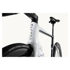 Bicicleta Factor Ostro VAM 2.0 Carbon Chrome en vista lateral del cuadro y ruedas