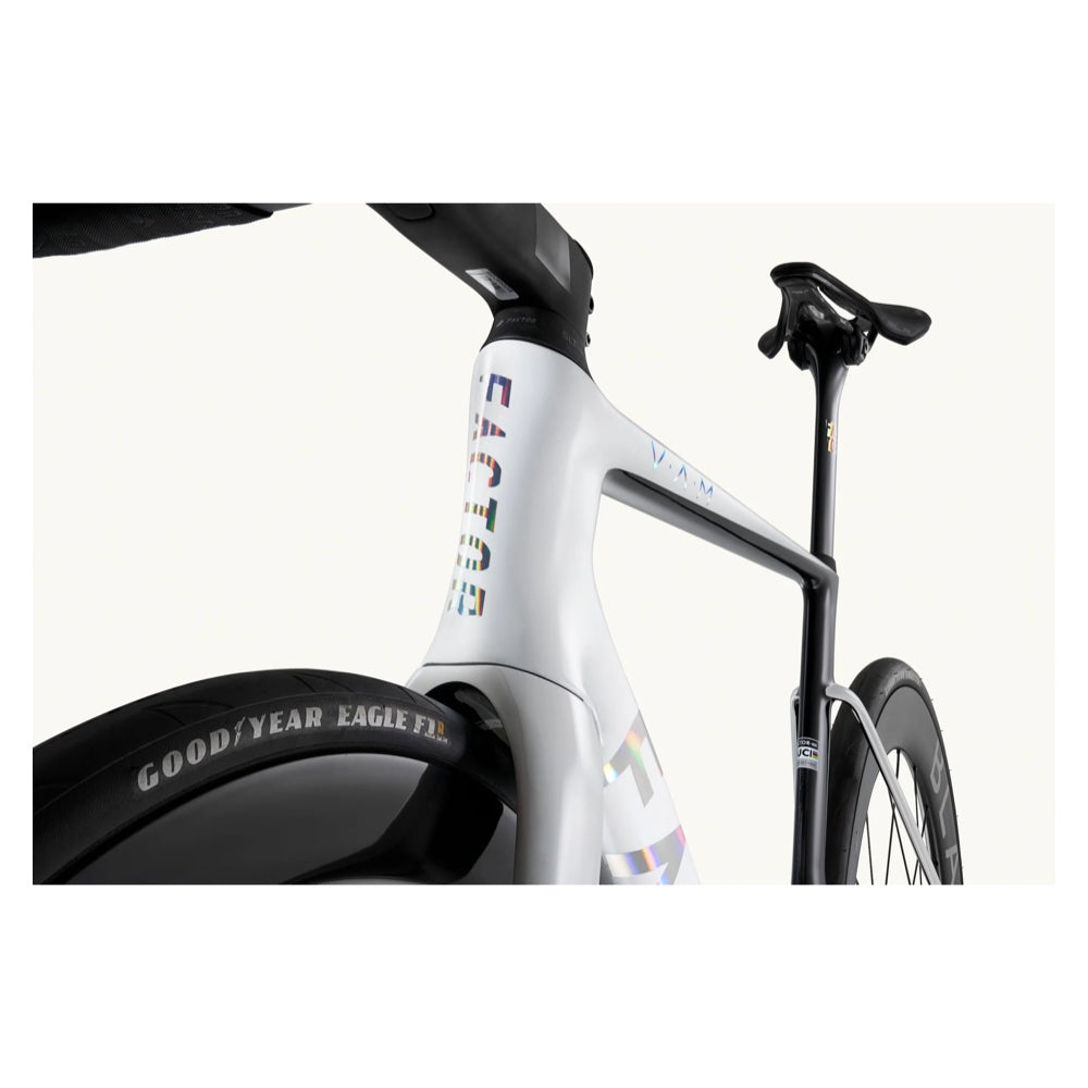 Bicicleta Factor Ostro VAM 2.0 Carbon Chrome en vista lateral del cuadro y ruedas