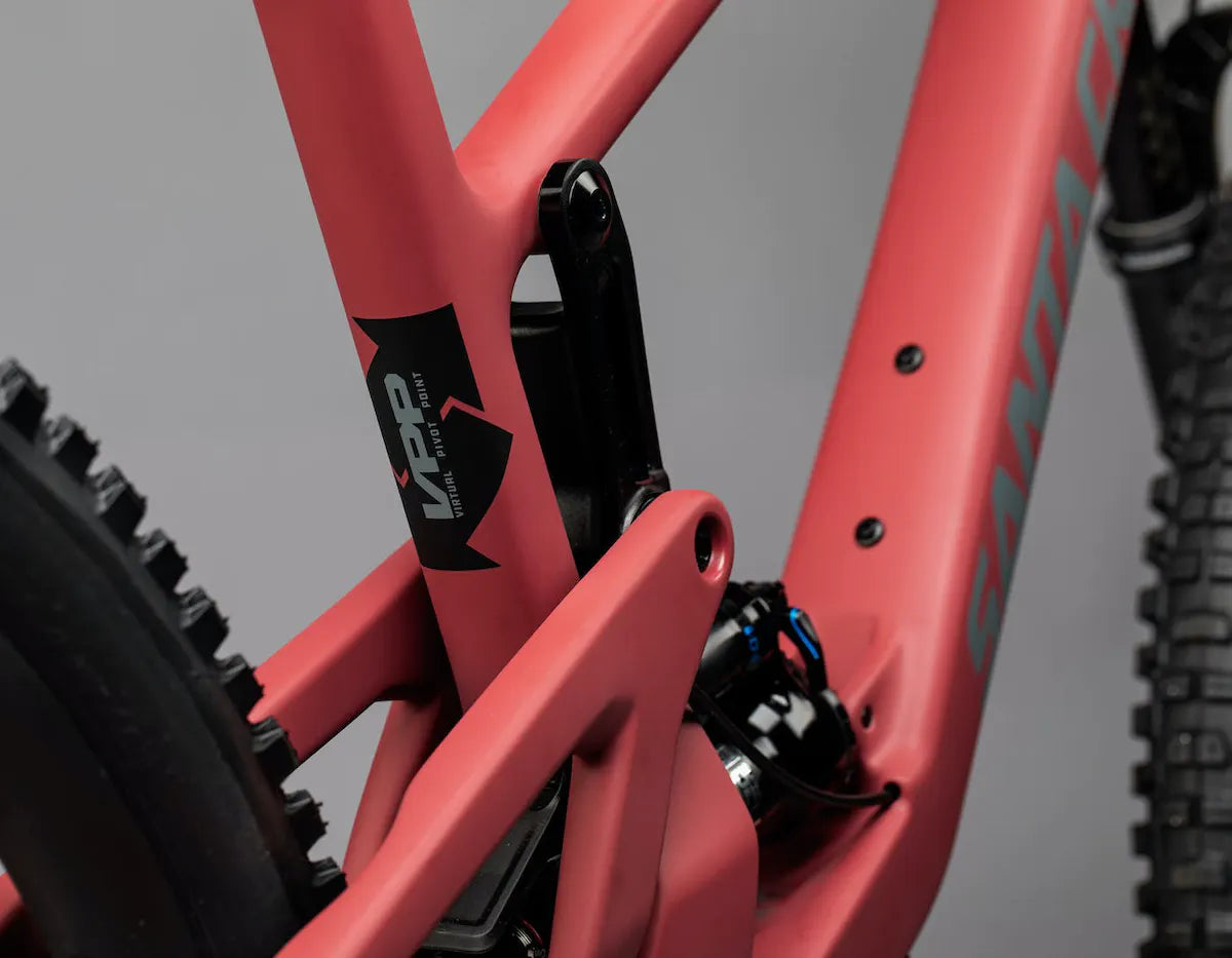 Detalle del pivote de suspensión y cuadro coral de la bicicleta Santa Cruz 5010.