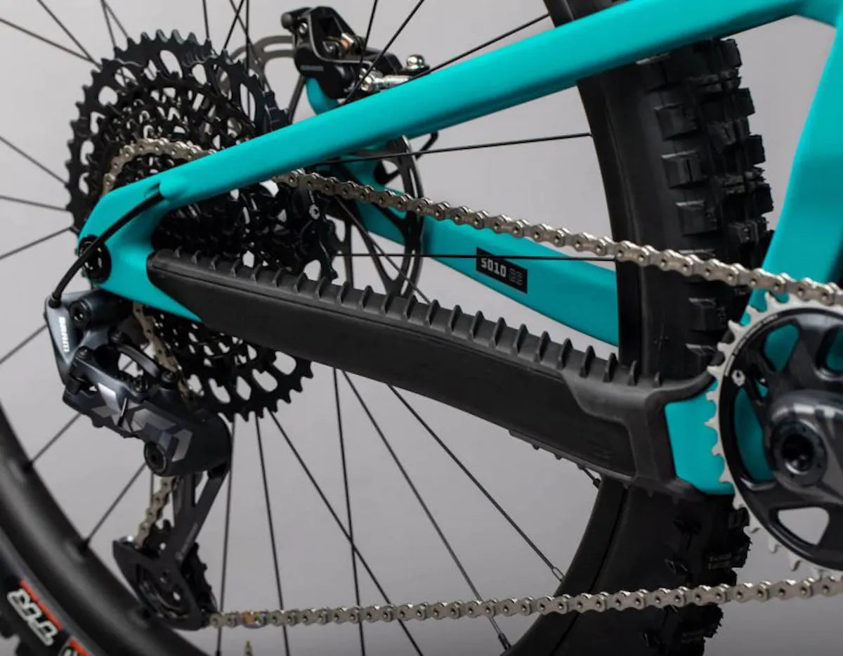Detalle de la transmisión y vaina turquesa de una bicicleta Santa Cruz 5010.