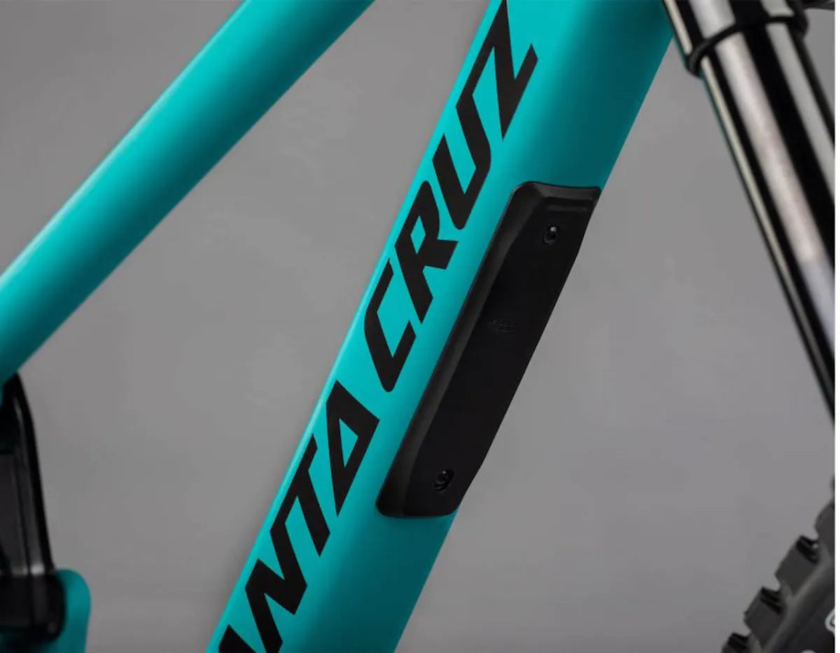 Detalle del tubo diagonal turquesa con cubierta negra en la bicicleta Santa Cruz 5010.