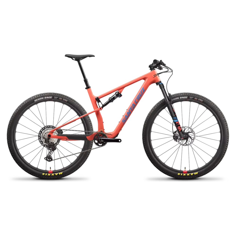 Bicicleta Santa Cruz Blur naranja centrada de lado con suspensión doble y ruedas de montaña.