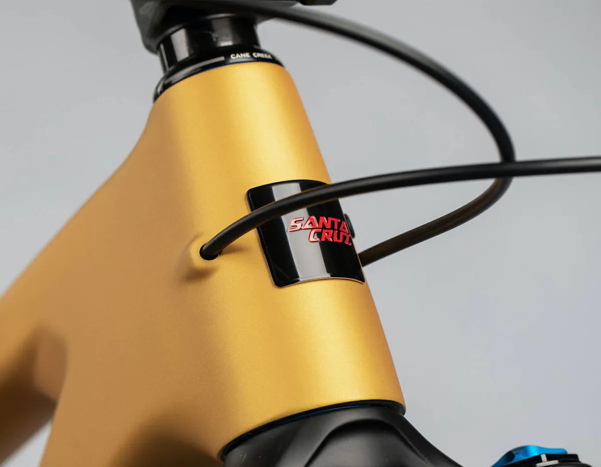 Detalle de la dirección dorada y guiado de cables de la bicicleta Santa Cruz Bronson.