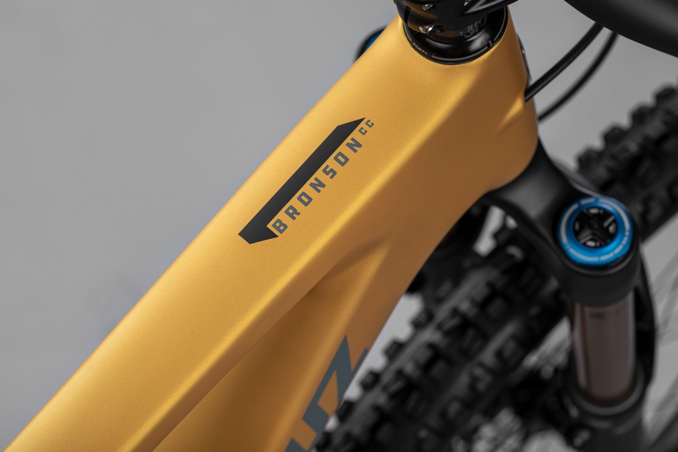 Detalle del tubo superior dorado con nombre Bronson en la bicicleta Santa Cruz.