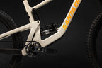 Detalle de la biela y amortiguador trasero en la bicicleta Santa Cruz Bronson V4 blanca.