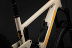 Detalle de bolsa instalada en el tubo diagonal blanco de la bicicleta Santa Cruz Bronson V4.