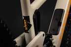 Detalle del pivote de suspensión y compartimento del cuadro blanco Santa Cruz Bronson V4.