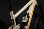 Detalle del portacaramañola con botella en el cuadro blanco Santa Cruz Bronson V4.