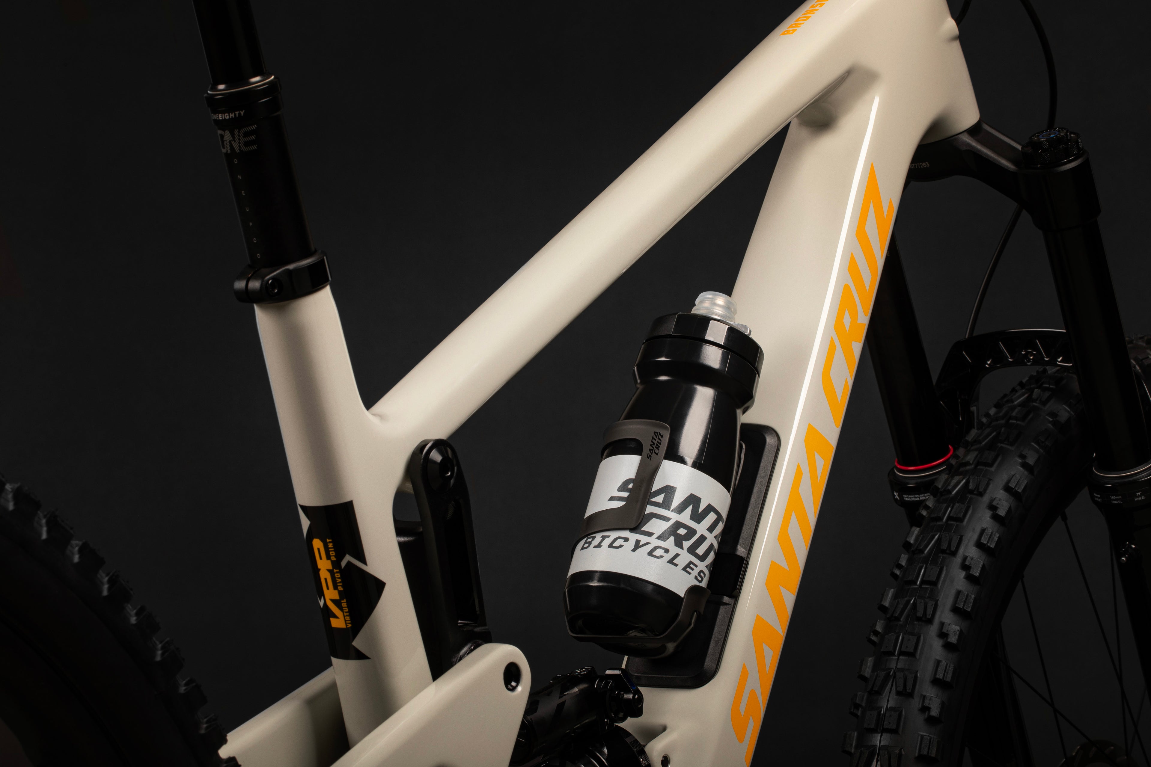 Detalle del portacaramañola con botella en el cuadro blanco Santa Cruz Bronson V4.