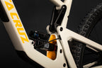 Detalle del sistema de suspensión del cuadro blanco y amarillo Santa Cruz Bronson V4.