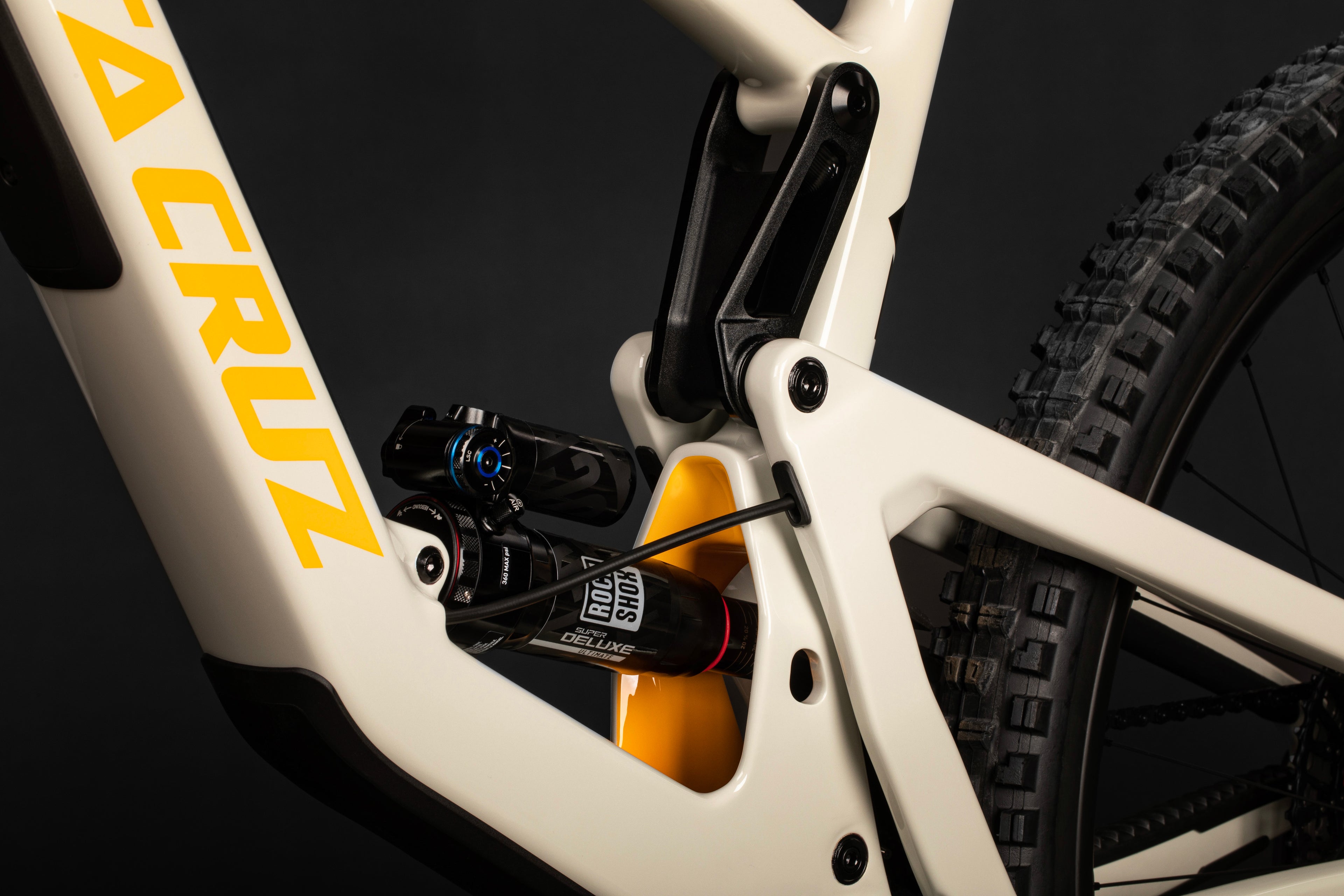 Detalle del sistema de suspensión del cuadro blanco y amarillo Santa Cruz Bronson V4.