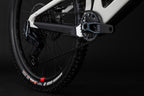 Detalle de la transmisión, plato y rueda trasera de la bicicleta Santa Cruz Bronson V4 blanca.