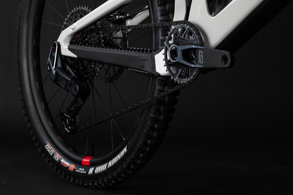 Detalle de la transmisión, plato y rueda trasera de la bicicleta Santa Cruz Bronson V4 blanca.