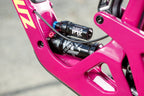 Detalle del amortiguador trasero dentro del cuadro rosa Santa Cruz Bronson V5.