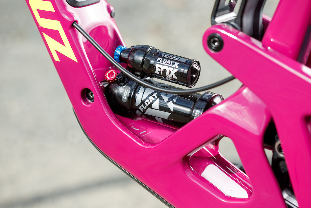 Detalle del amortiguador trasero dentro del cuadro rosa Santa Cruz Bronson V5.
