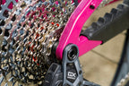 Detalle del cassette, cadena y cambio trasero de la bicicleta Santa Cruz Bronson V5 rosa.