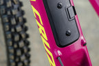 Detalle de la tapa del compartimento inferior en el cuadro rosa Santa Cruz Bronson V5.