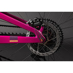 Detalle del freno de disco trasero y vaina rosa de la bicicleta Santa Cruz Bronson V5.