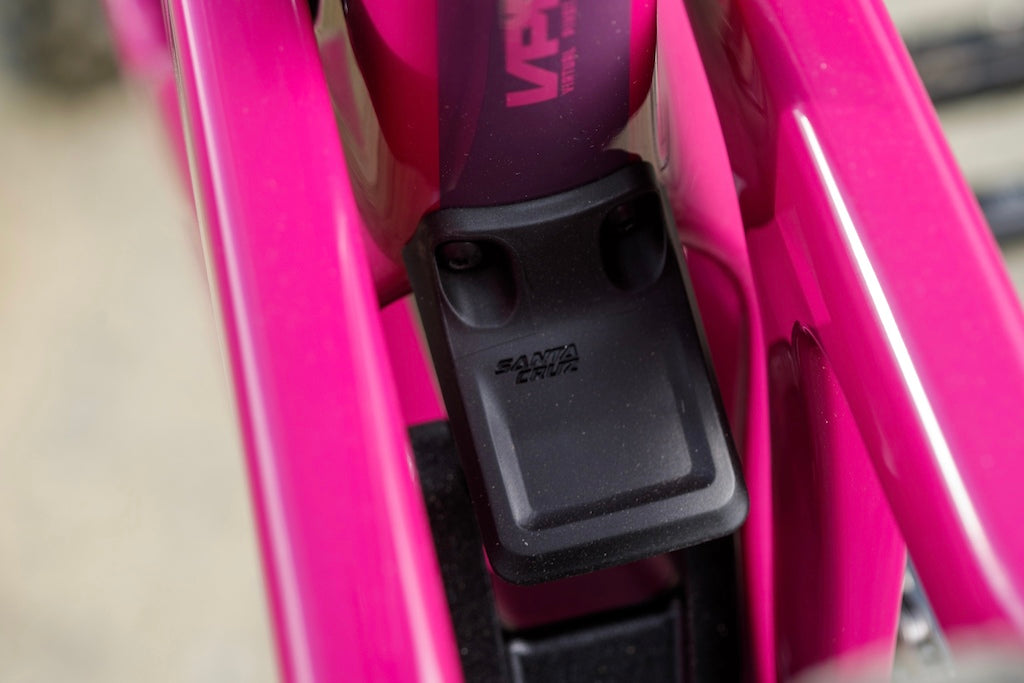 Detalle del protector negro entre los tubos del cuadro rosa Santa Cruz Bronson V5.