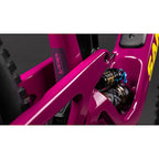 Detalle del sistema de suspensión y cuadro rosa de la bicicleta Santa Cruz Bronson V5.