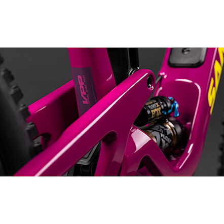 Detalle del sistema de suspensión y cuadro rosa de la bicicleta Santa Cruz Bronson V5.