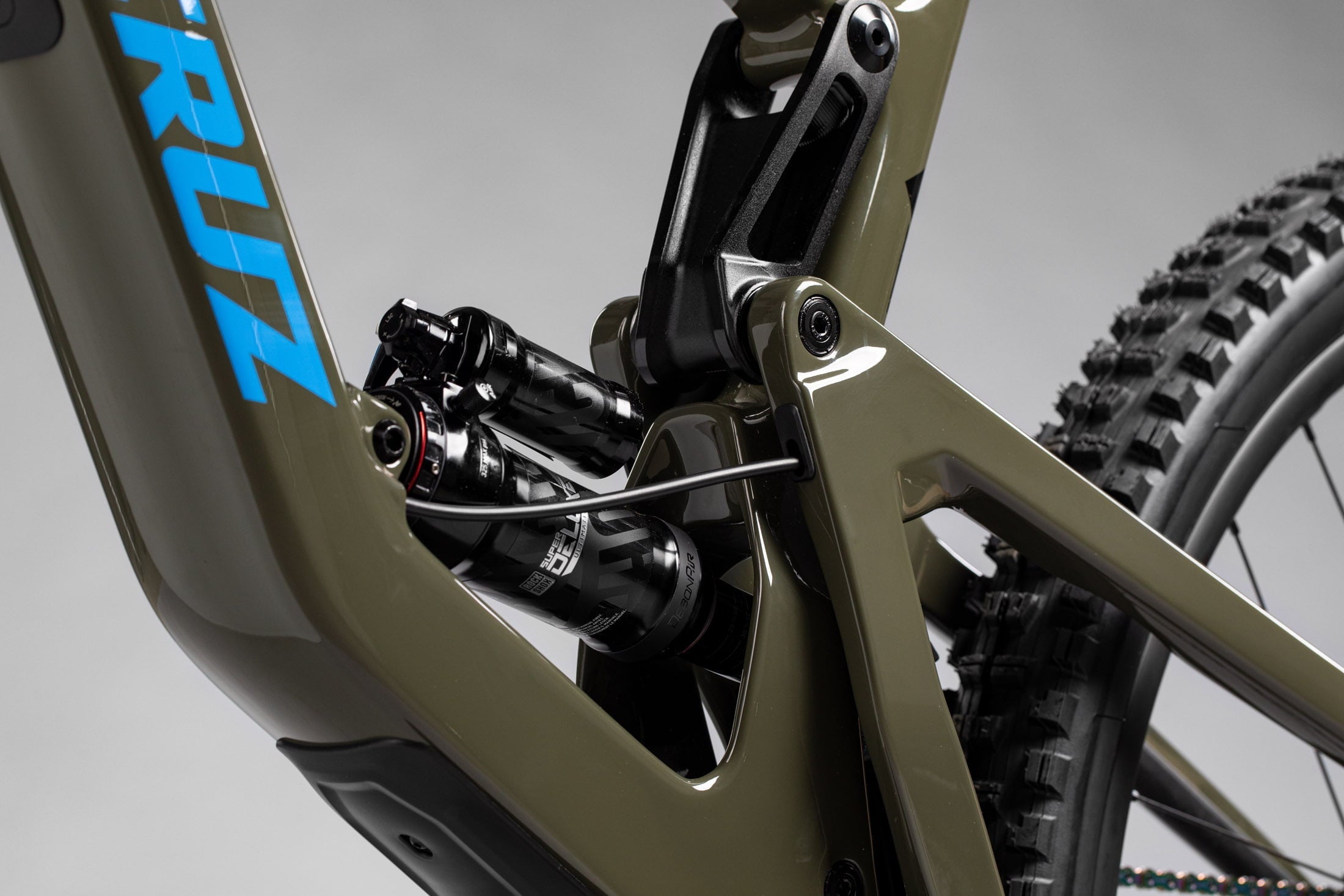 Detalle del amortiguador y suspensión del cuadro verde Santa Cruz Bronson.