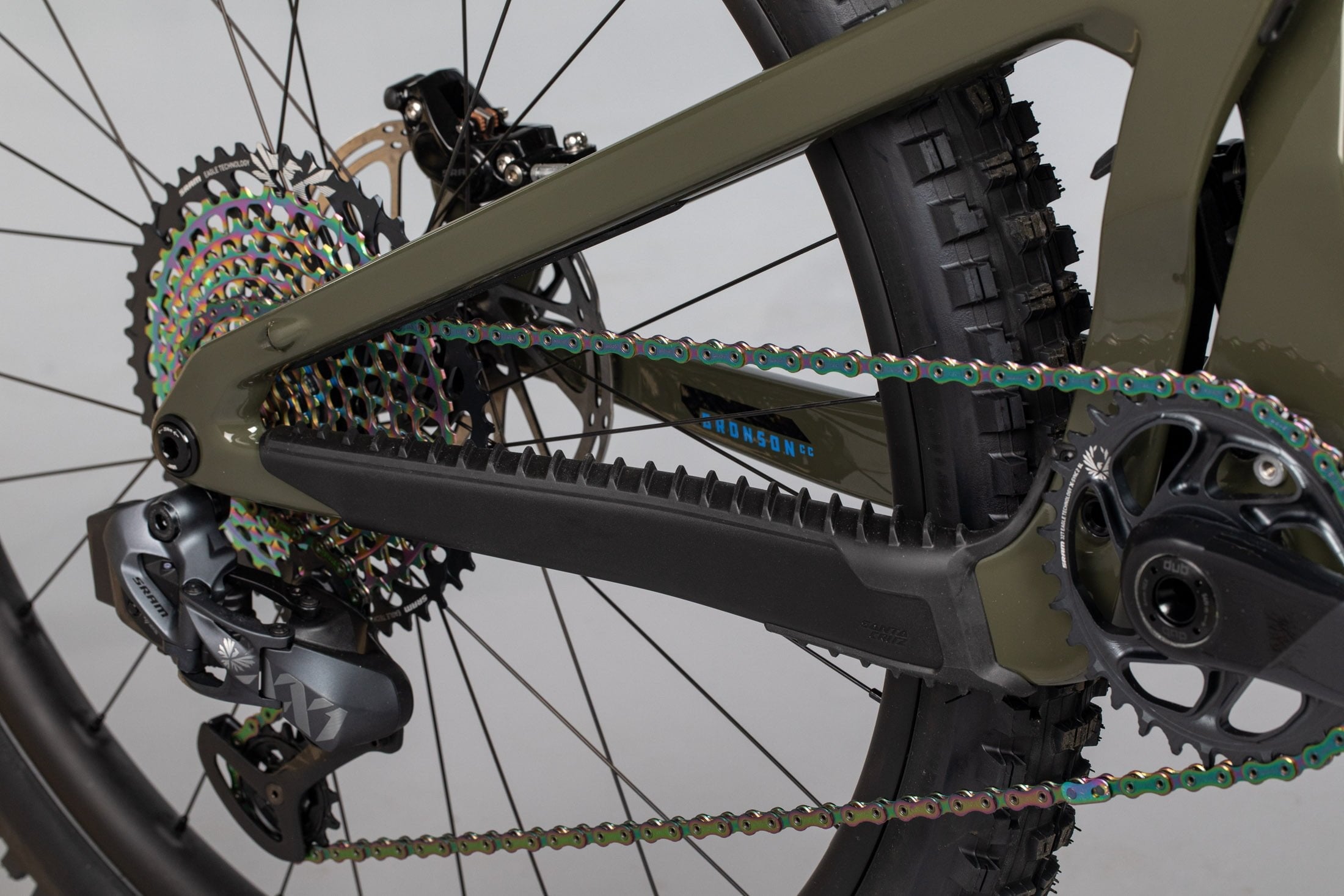 Detalle de la transmisión y vaina verde de una bicicleta Santa Cruz Bronson.