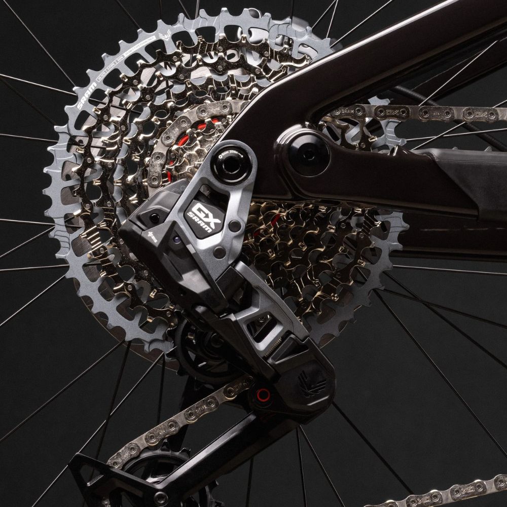 Detalle de la transmisión SRAM GX AXS en la Santa Cruz Bullit C MX negra.