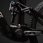 Detalle del motor Bosch y la suspensión trasera de una bicicleta Santa Cruz Bullit C MX negra.