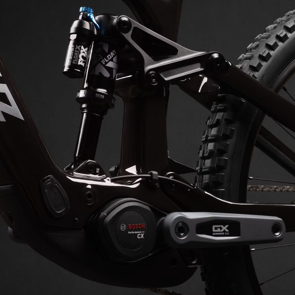 Detalle del motor Bosch y la suspensión trasera de una bicicleta Santa Cruz Bullit C MX negra.